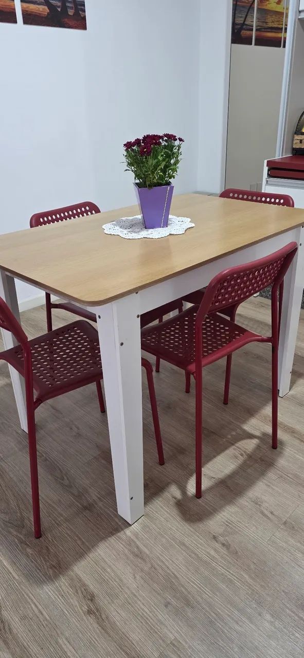 Mesa com 4 cadeiras 