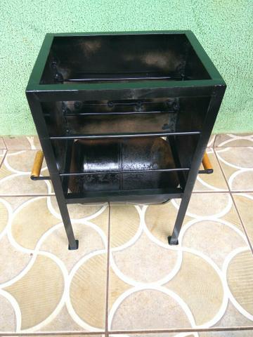 Vendo churrasqueira feita com material reforçado