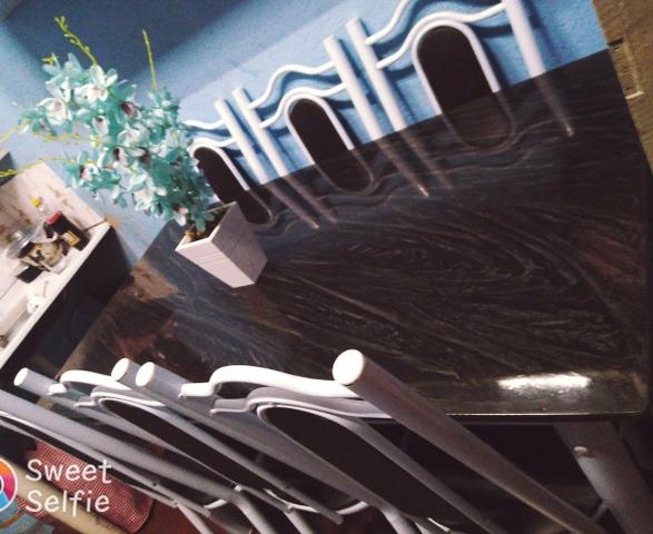 Mesa com 6 cadeiras