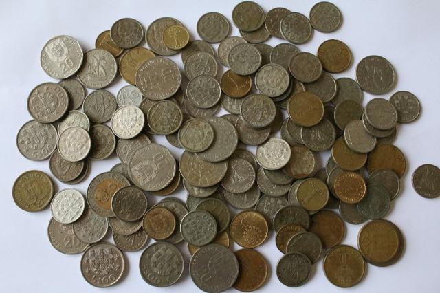 Lote com 100 moedas de Portugal de anos variados