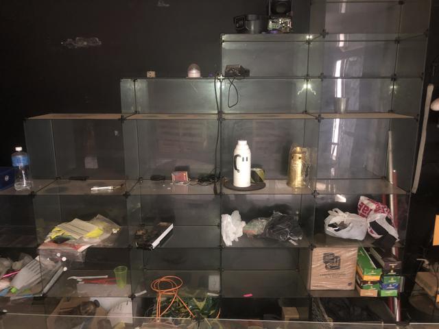 Prateleiras e vitrines com caixa - Foto 3