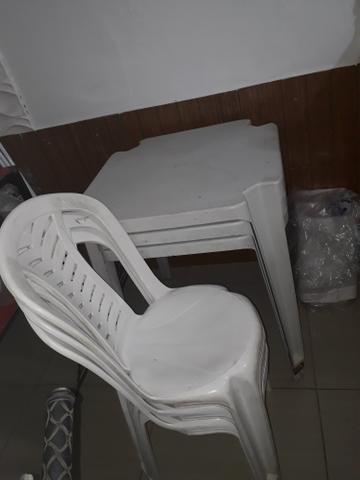 Vendo mini system e 3 freezes e 15 mesas 10 quadradas e 5 redondas