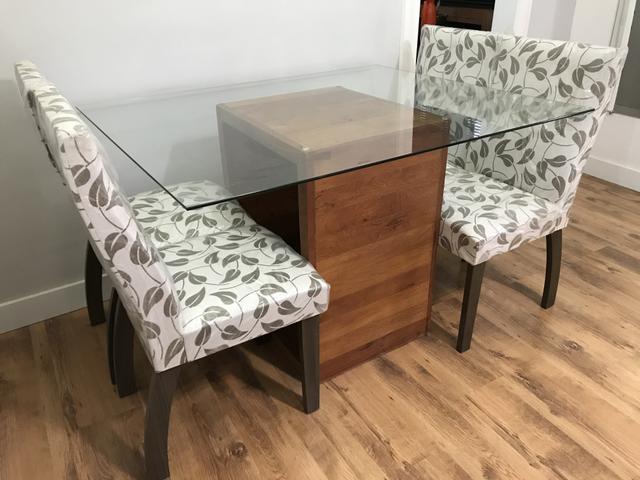 Conjunto de Mesa e Cadeiras