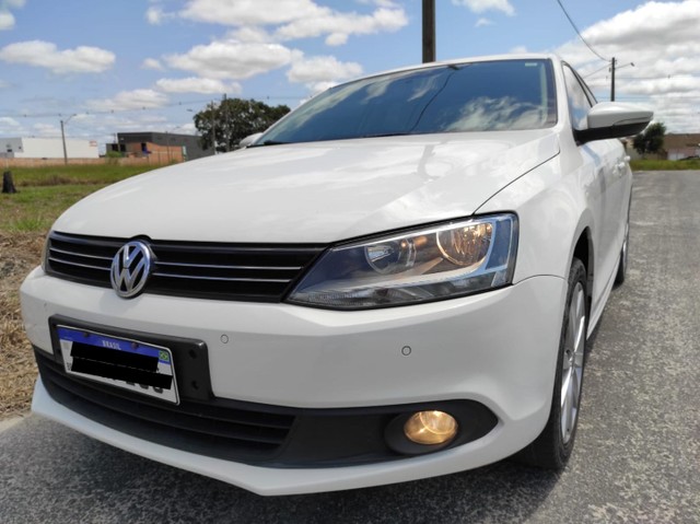 JETTA 2.0 COMFORTLINE FLEX AUT. 2013 C/ TETO SOLAR, KIT PREMIUM