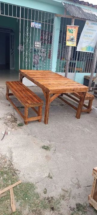 Mesa de madeira rústica com bancos