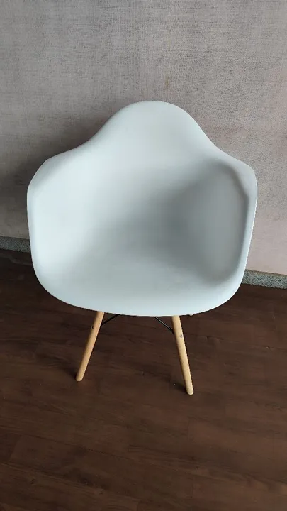 Cadeira Eames Eiffel Branca - Design Moderno e Conforto