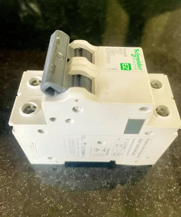 Disjuntor Din Bipolar EASY9 2P 32A Curva C 3000A Schneider - Foto 4