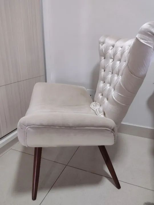 Vendo poltrona decorativa de Suede bege  em estado de nova  - Foto 2