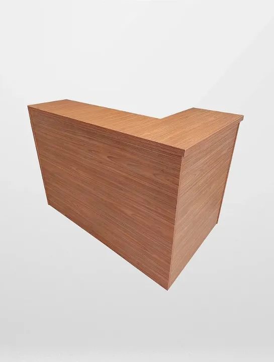 Balcão simples em L para recepção amadeirado