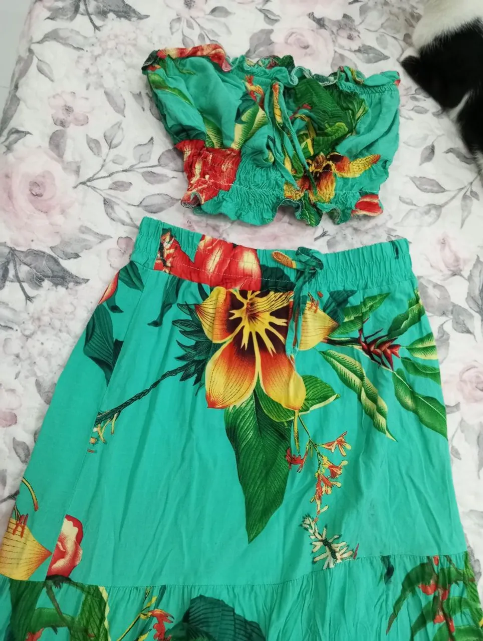 Conjunto cropped e saia floral