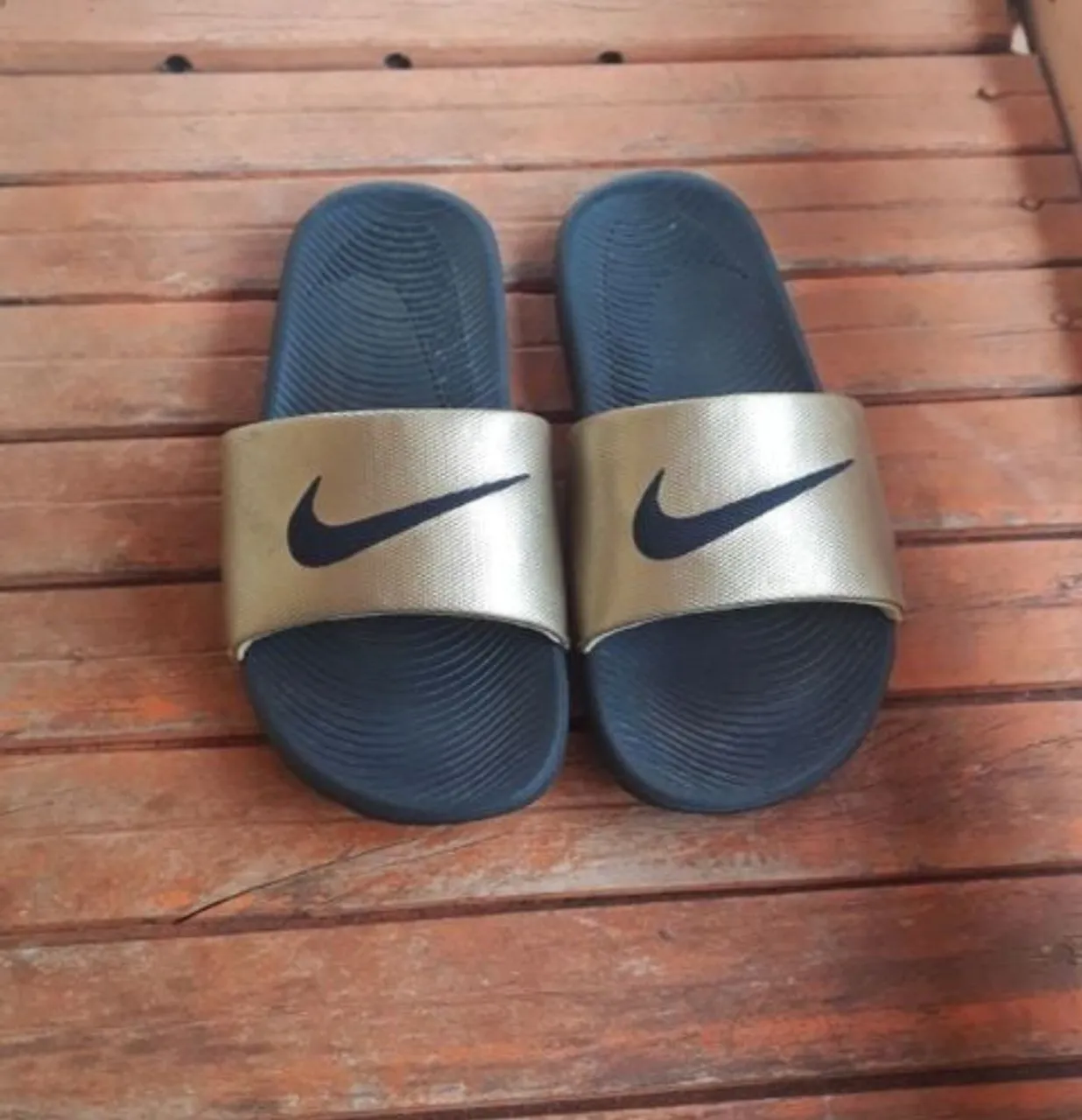 Sandálias Nike Slide Douradas