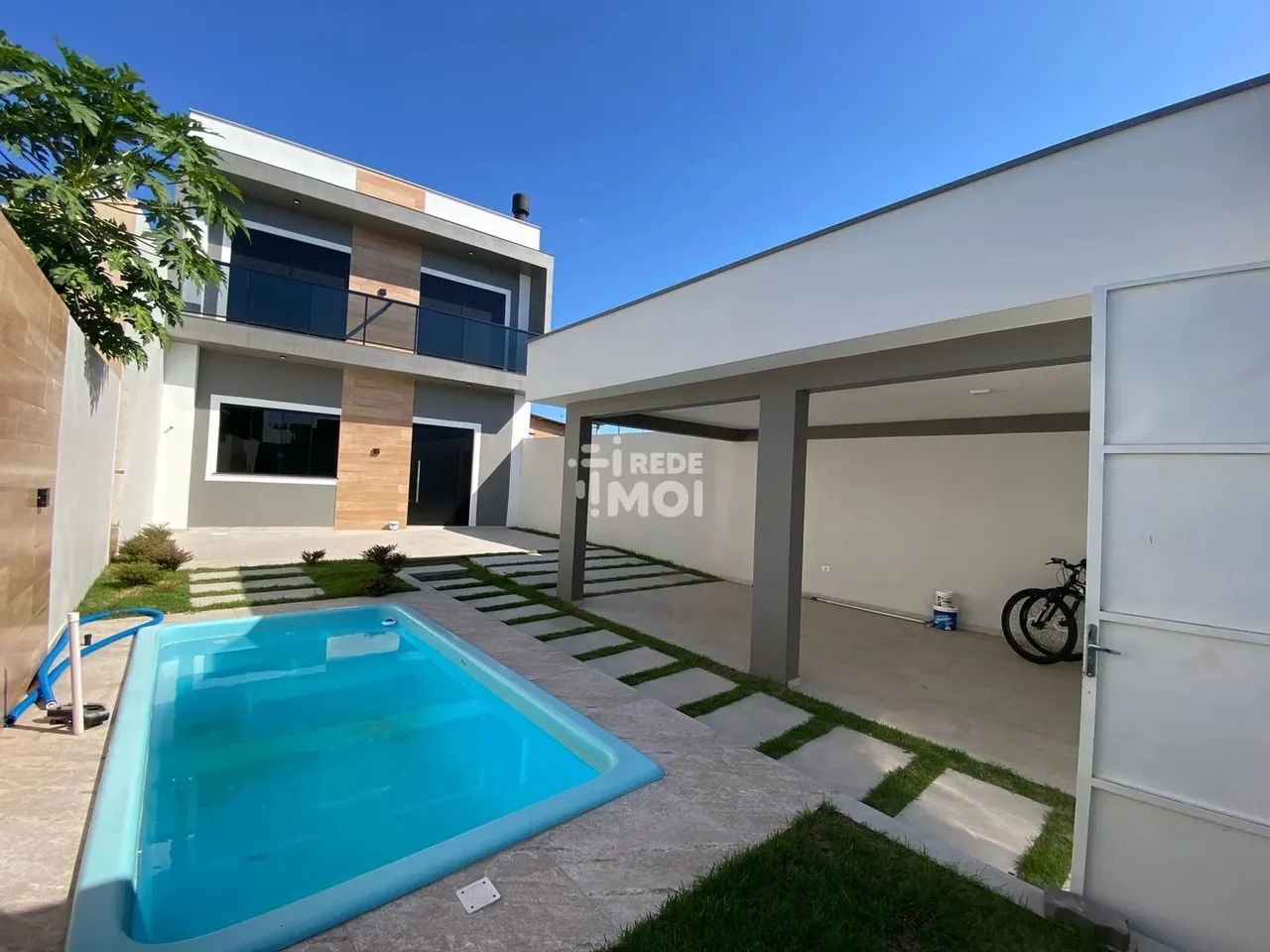Sobrado para venda e locação, 2 dormitórios com uma bela sacada e piscina.