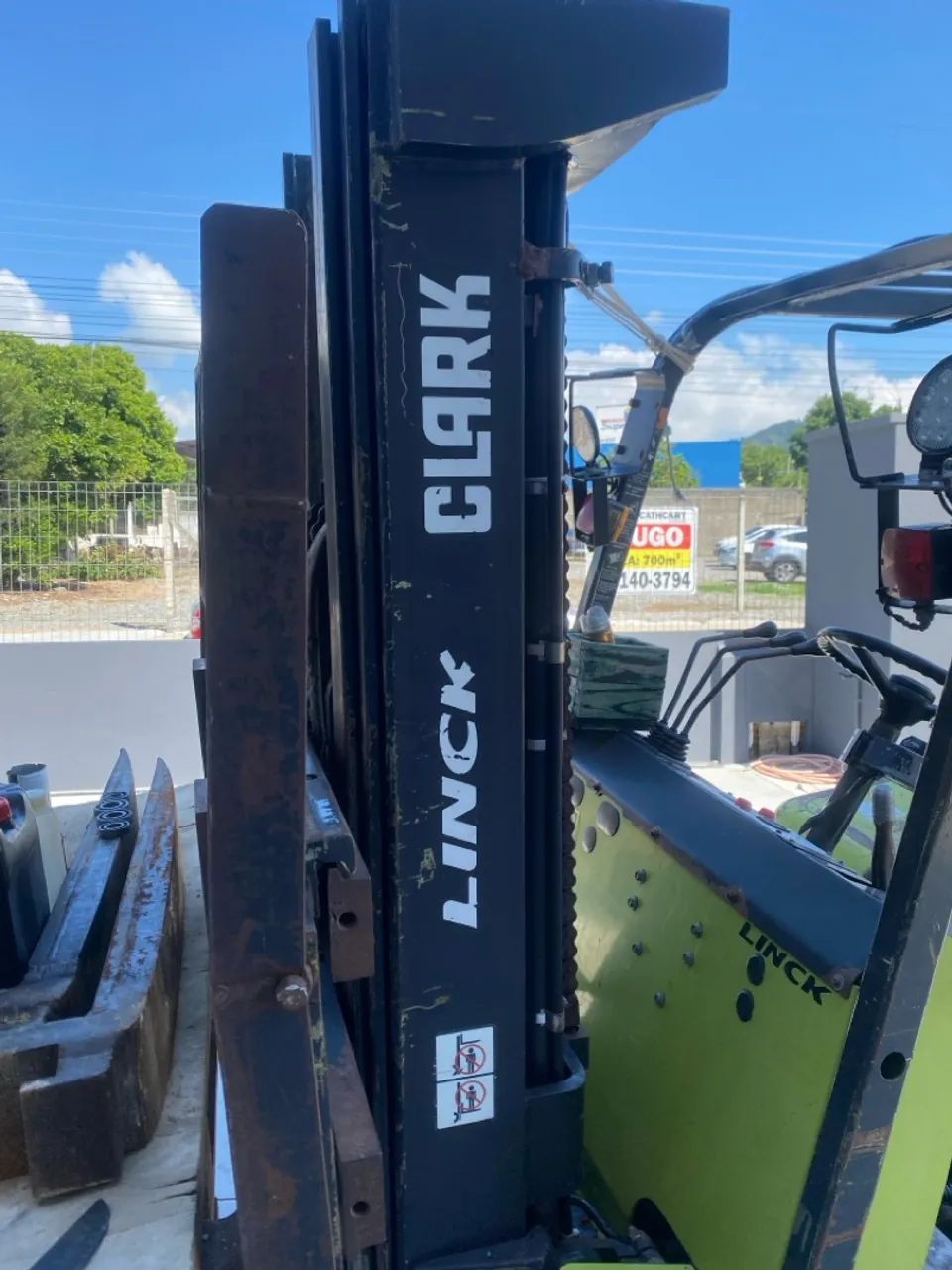 Vendo empilhadeira clark em boas condições  - Foto 5