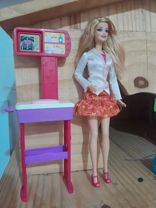 Barbie médica pediatra com acessórios