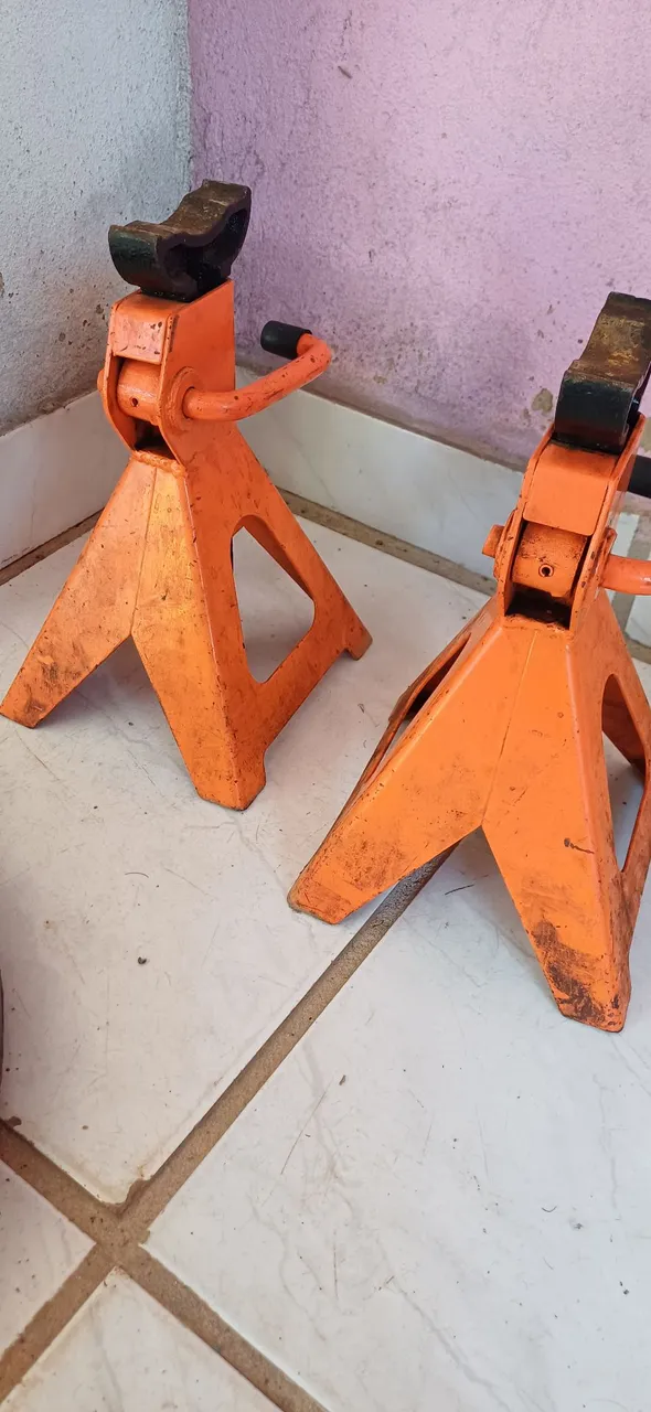 Par de Cavaletes Automotivos vendendo o par 