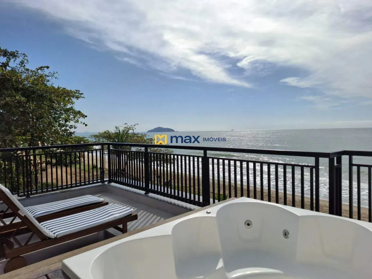 Prédio de frente para o mar com 1 triplex e 03 apartamentos em Penha