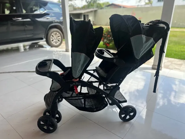Carrinho de bebê duplo