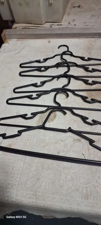 Cabides de plástico para roupas - Pacote com 12 peças - Foto 4