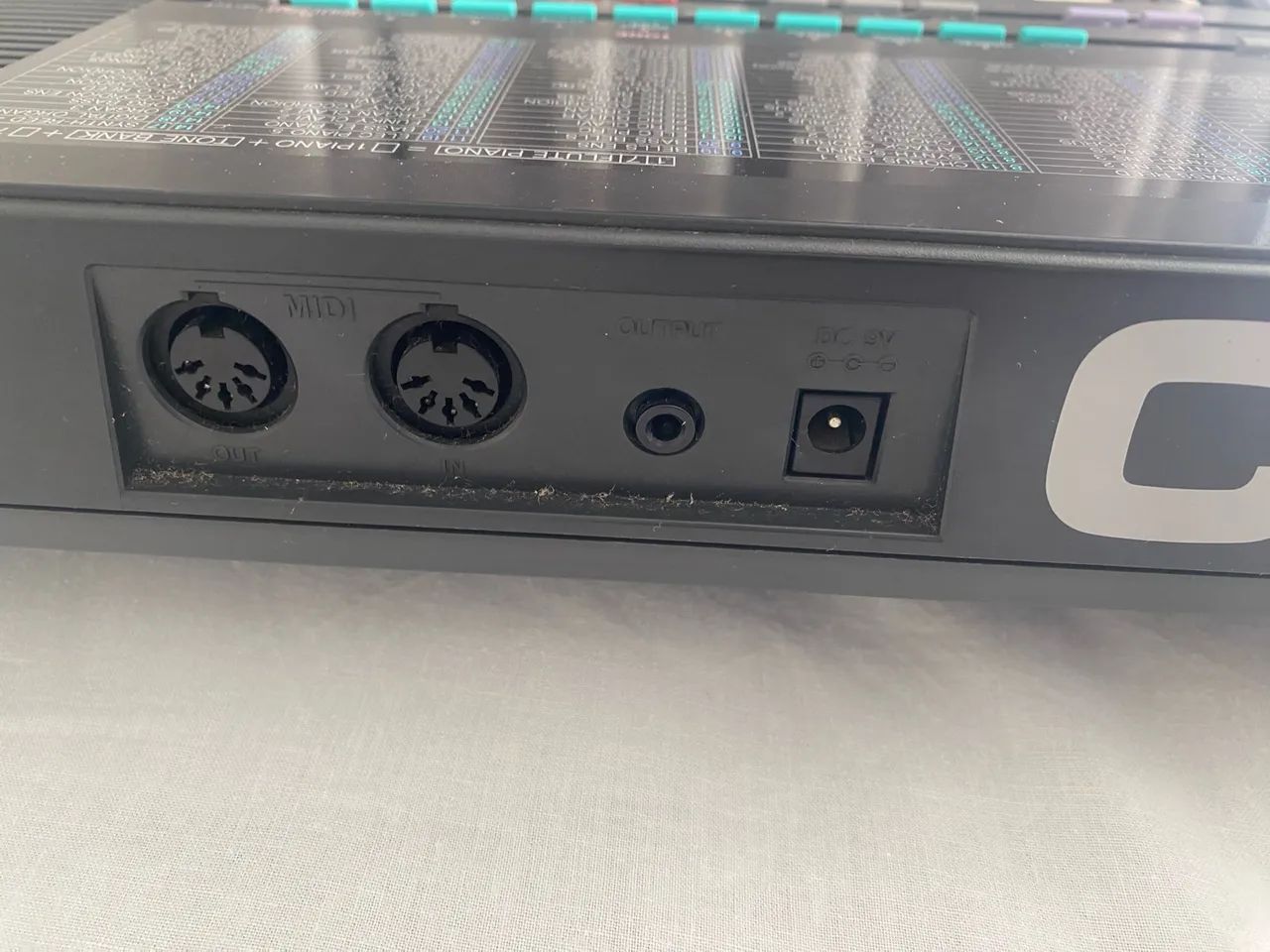 Teclado Casio com MIDI In/Out e Saída de Áudio