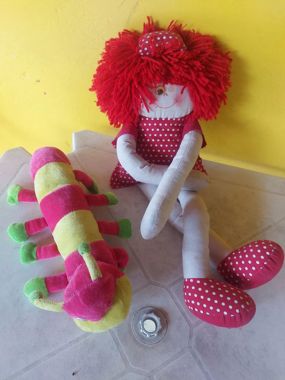 Lote de Pelúcias - Boneca e Lagarta - Foto 3