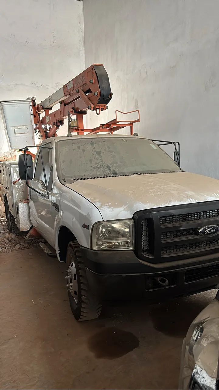 F4000 4x4 com cesto aéreo 