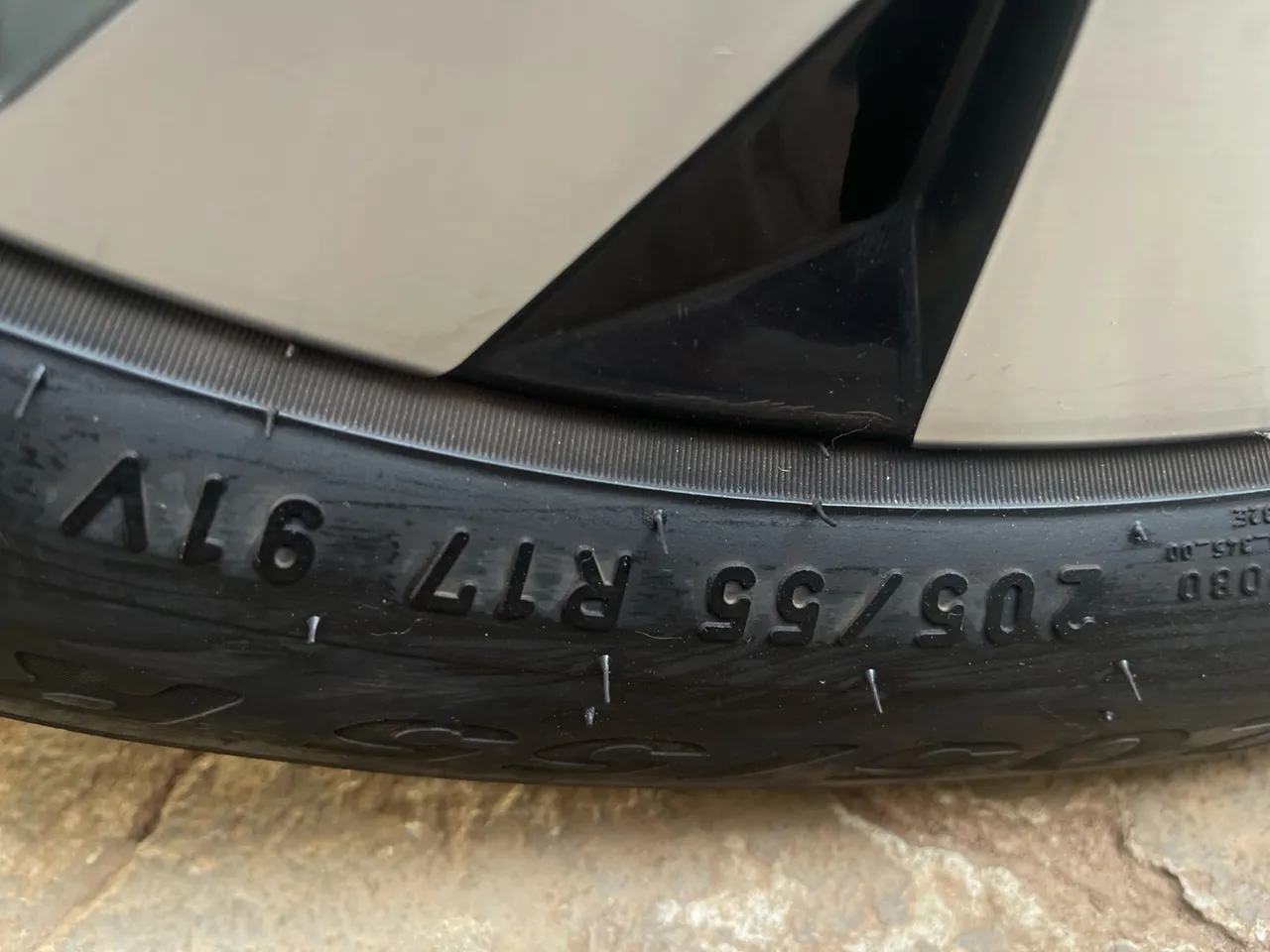 2 PNEUS ARO 17 - 205\55