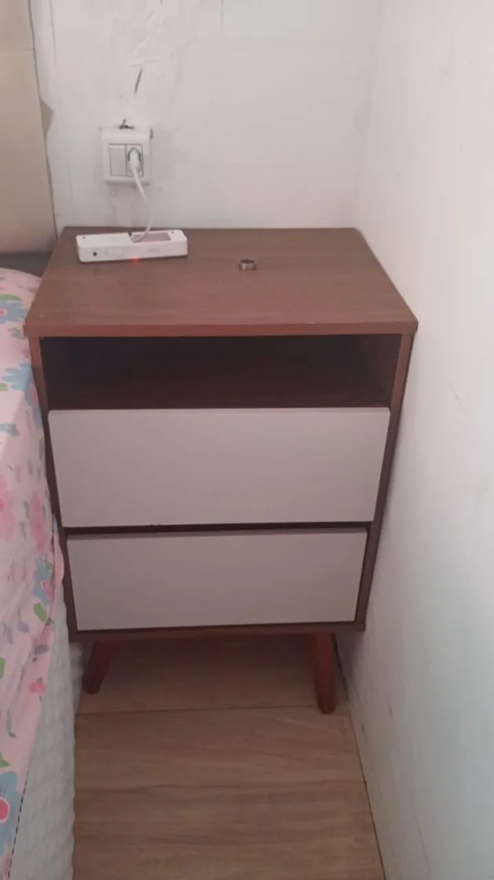 Mesa de cabeceira moderna com gavetas