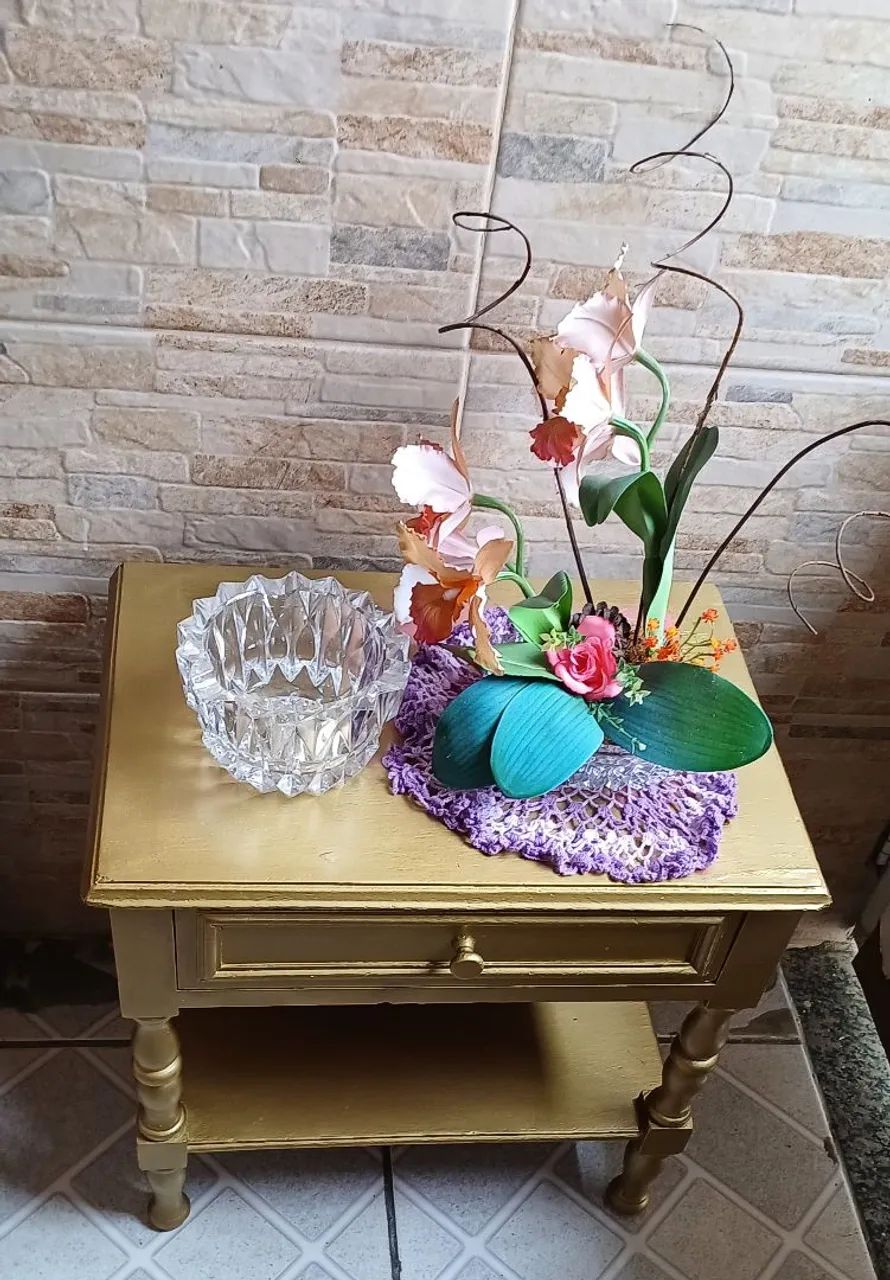 Mesinha de cabeceira dourada estilo vintage - Foto 3