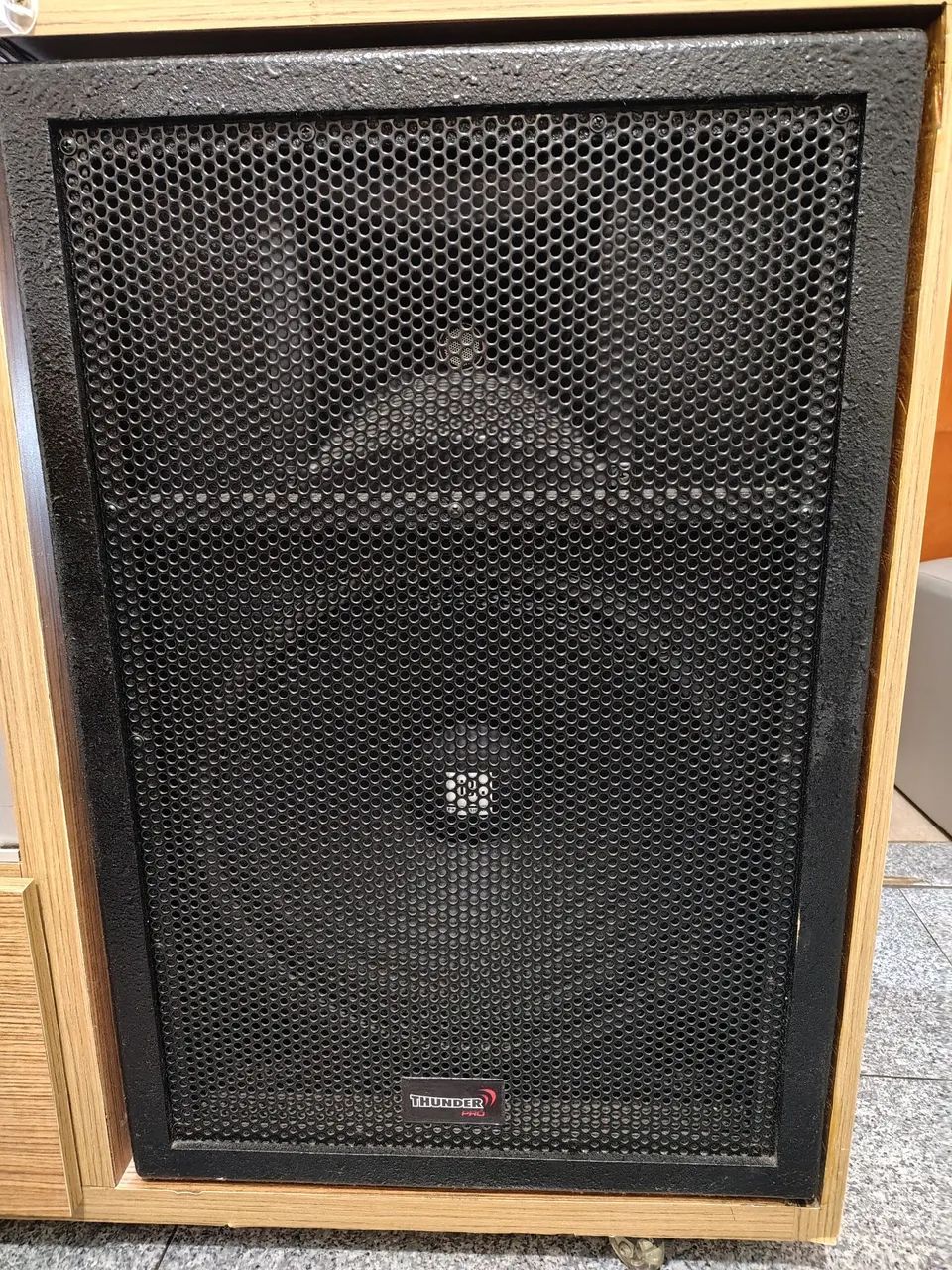 Caixa de Som Thunder Pro e mesa de som kaudio de 8 canais 
