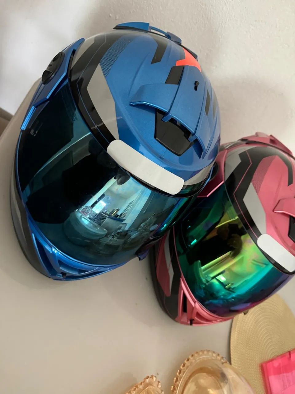 Capacete Moto - Rosa e Azul com Viseira Colorida - Foto 2