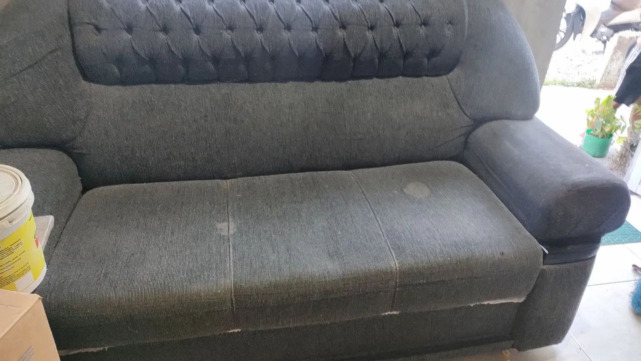 Um sofá grande64962178859905121