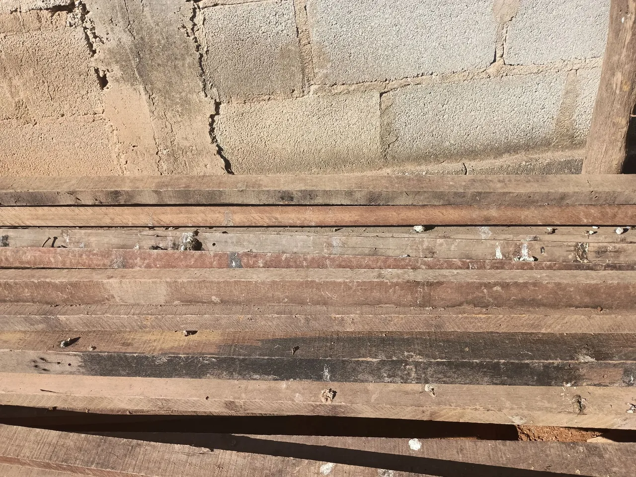 Vende-se 30 Telhas de Amianto e Caibros