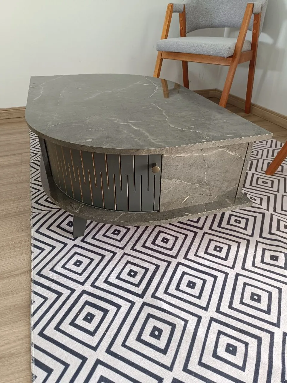 Mesa de centro marmorizada com 2 portas de correr - R$ 599,00