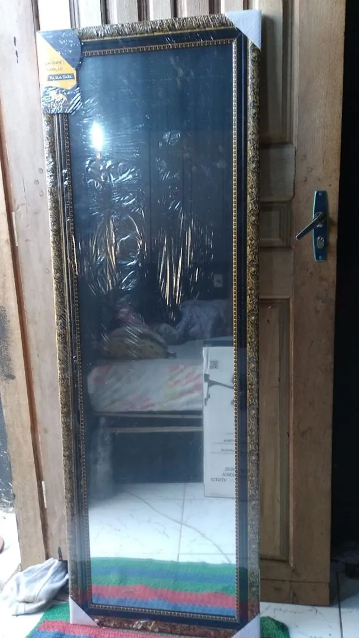 Espelho de Parede Decorativo com Moldura Dourada