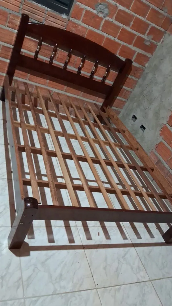 Cama de madeira maciça com detalhes