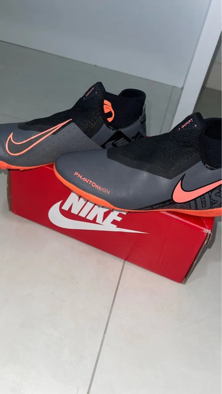 Chuteira Nike Phantom Vision - Cinza e Laranja