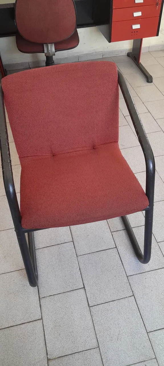 Cadeira de escritório com design clássico e confortável