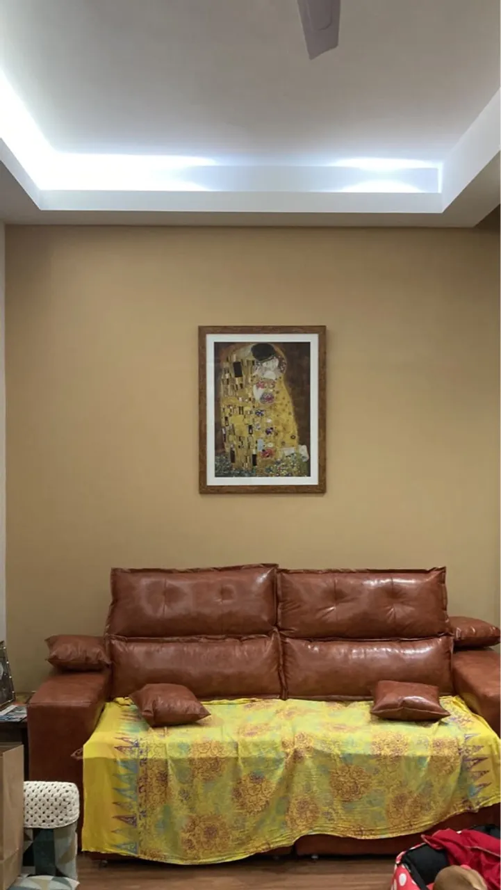 Sofá de Couro Marrom com Detalhes Lindos