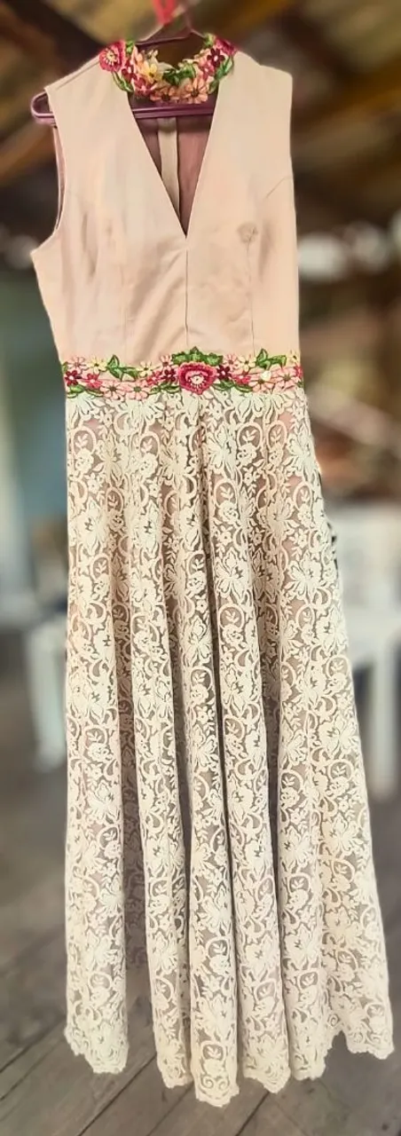 Vestido de renda com detalhes florais