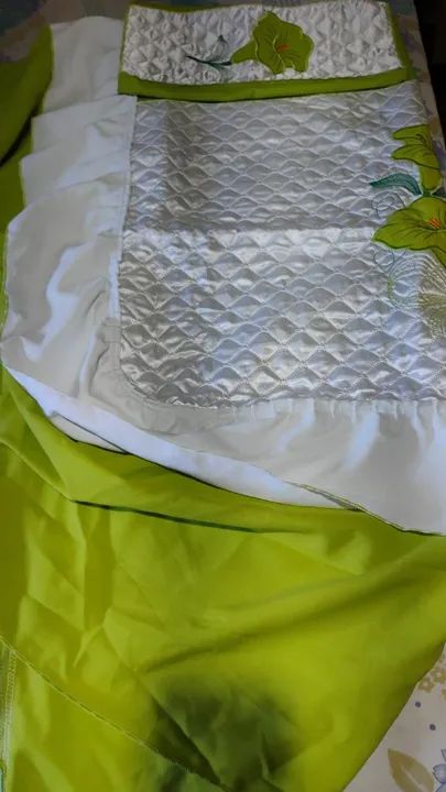 Colcha de solteiro em cetim bordada - Foto 3