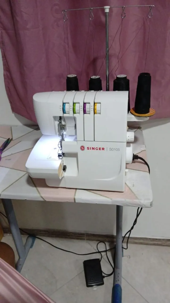 Máquina de costura Singer S0105 overlock