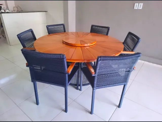 CONJUNTO MESA DE MADEIRA COM PRATO GIRATÓRIO