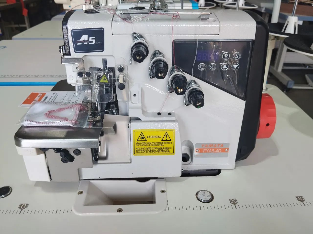 Máquina overloque industrial direct drive nova Yamata 