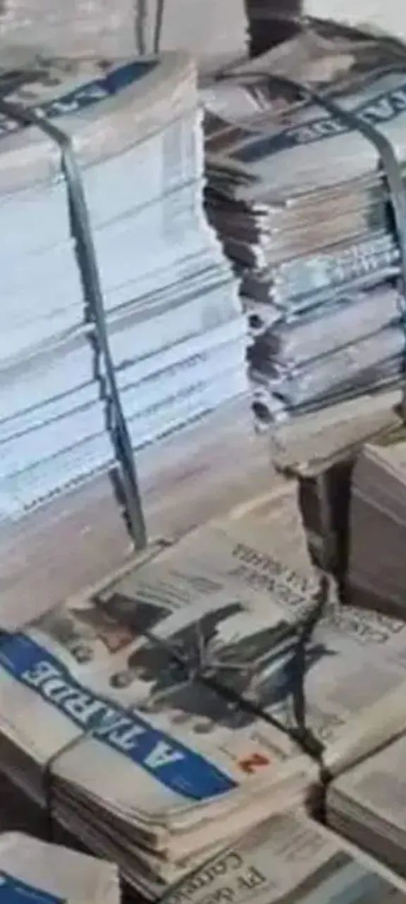 Jornal velho para diversas utilidades pacote de 1 kg custa 12,00 reais 