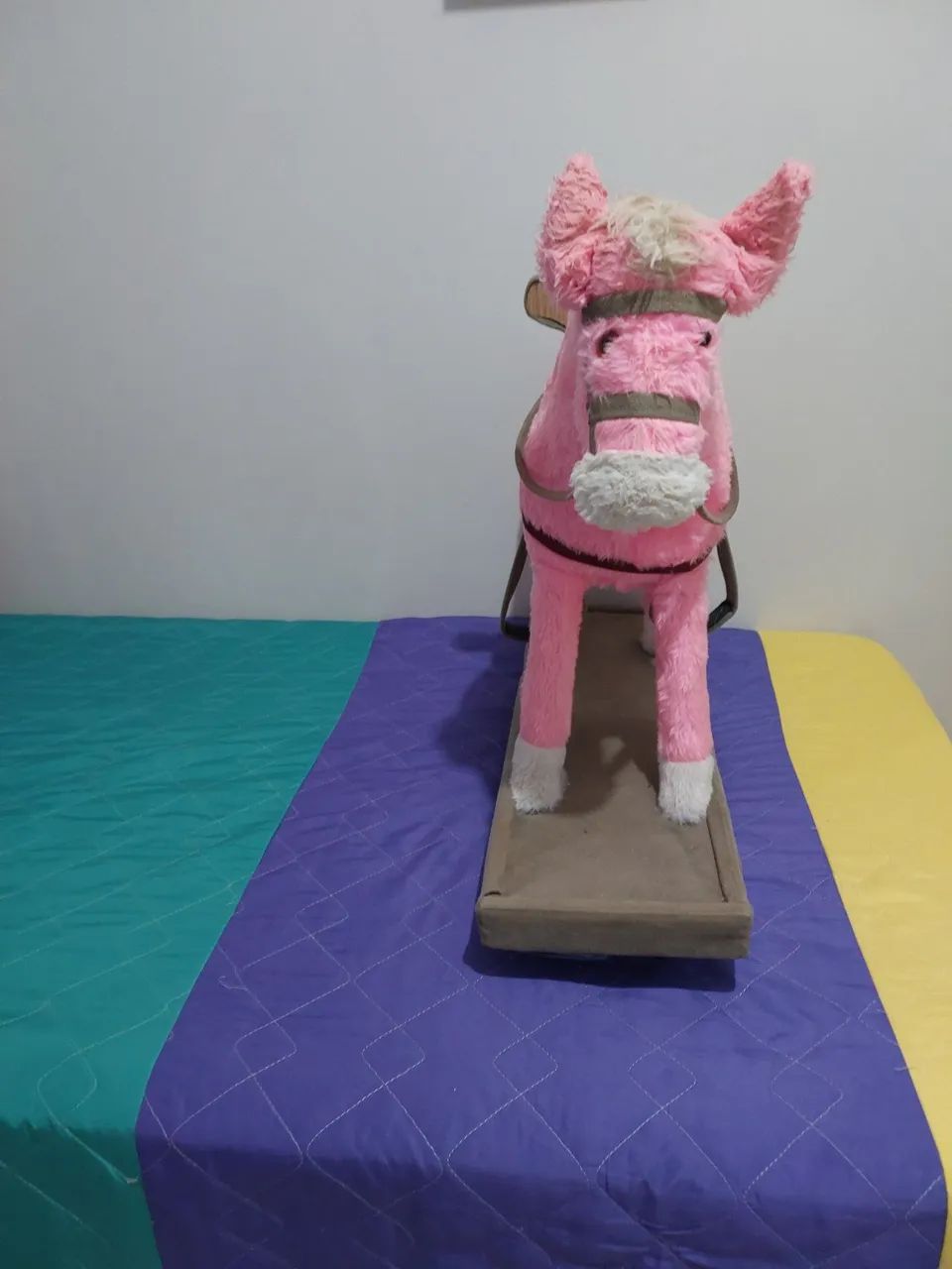 Cavalinho gangorra de madeira peluciado