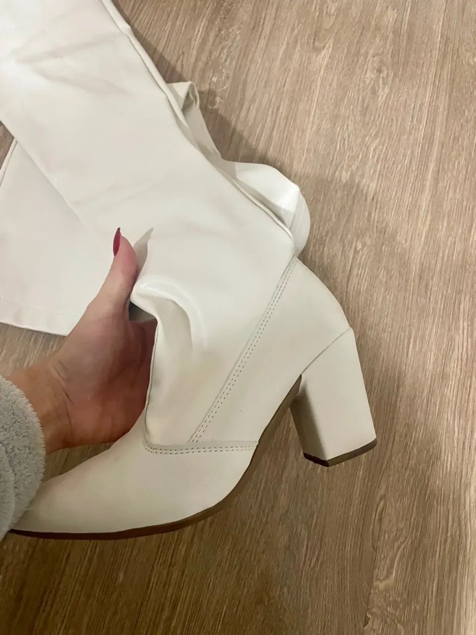 Bota cano alto off white bico fino Domidona - Foto 3