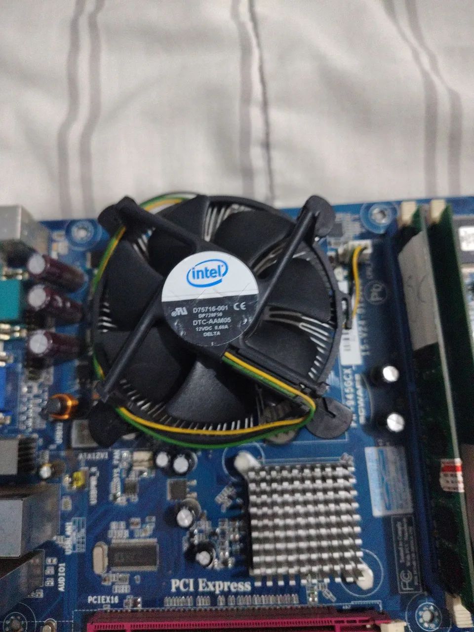Placa mãe ddr 2 com 4 GB de ram com processador e cooler  - Foto 3