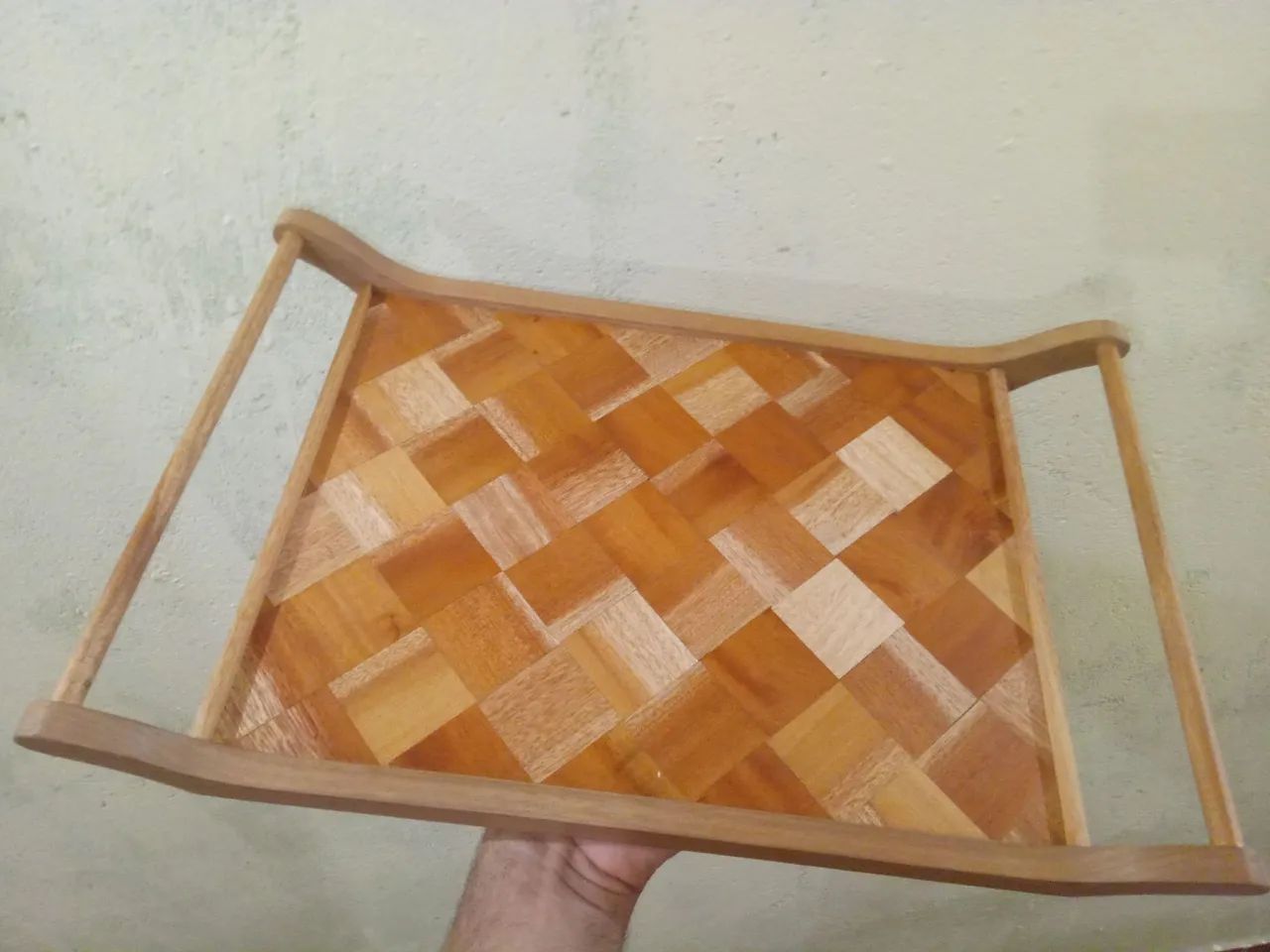Bandeja de madeira de marchetaria para servir