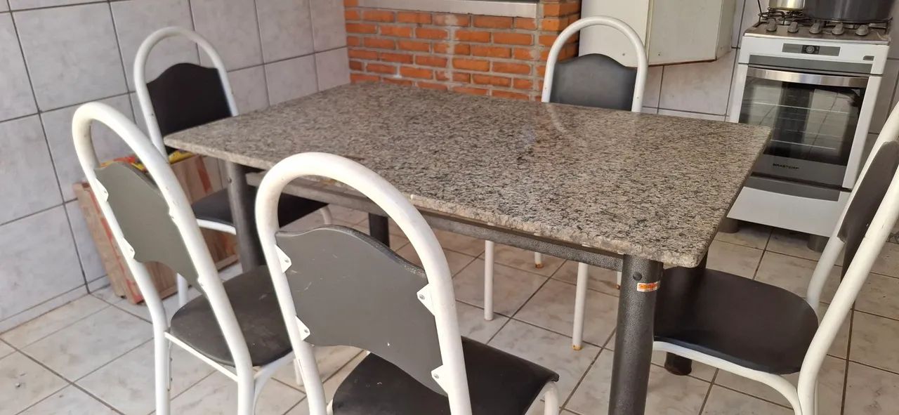 Vendo uma mesa de mármore com 5 cadeiras em perfeito estado  de uso é  usada  - Foto 4