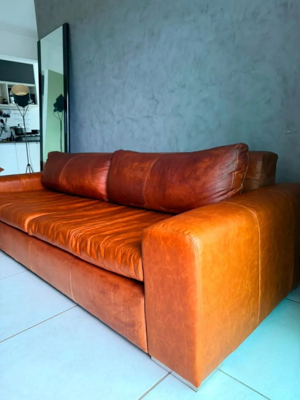 Sofá 4 lugares couro 100% | recém reformado  - Foto 3